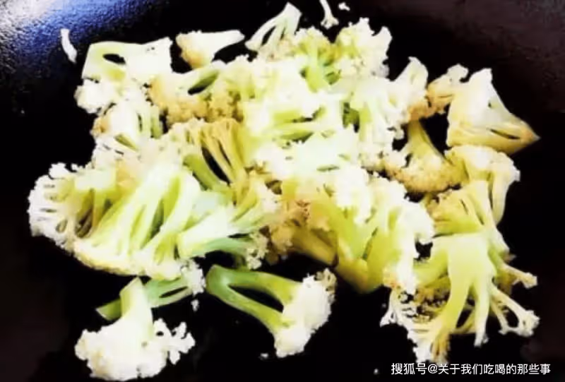 炒花菜,直接炒還是先焯水?都不對,教您正確做法,出鍋又香又脆