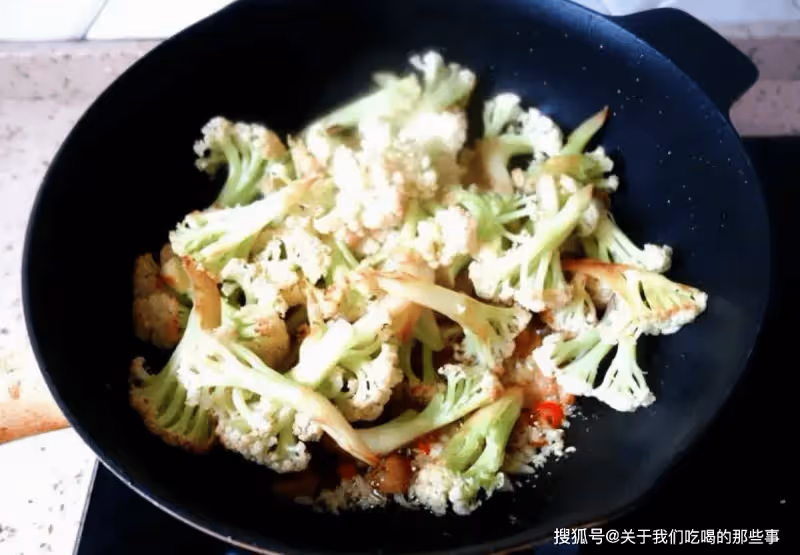 炒花菜,直接炒還是先焯水?都不對,教您正確做法,出鍋又香又脆