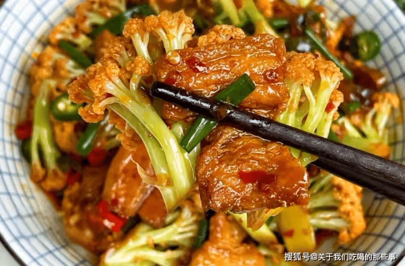 炒花菜,直接炒還是先焯水?都不對,教您正確做法,出鍋又香又脆
