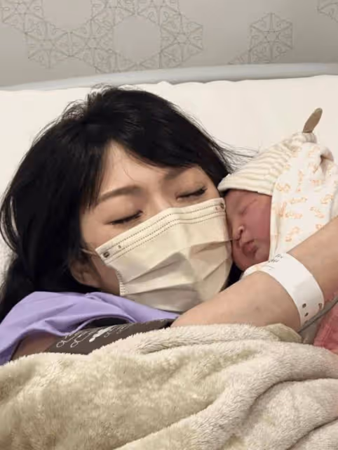 恭喜!香港「夜蒲」女星女兒出生!重量5.3斤!英皇老公哭到雙眼通紅
