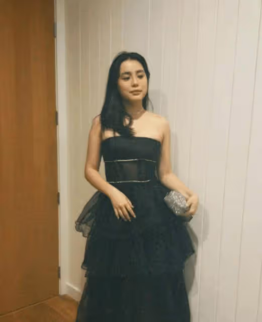 17歲TVB女歌手生圖流出!上衣開窿清純又性感,撞樣天王前妻?