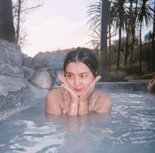 17歲TVB女歌手生圖流出！上衣開窿清純又性感，撞樣天王前妻？