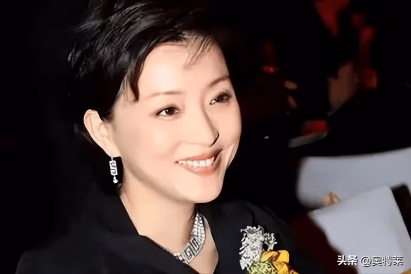 竇靖童:我媽王菲錢多到用不完,但窮苦潦倒的爸爸竇唯,卻成我如今的心病