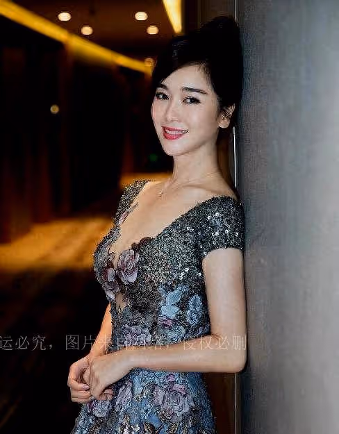 26歲開始男人不斷,中年了還沒玩夠,人前正經人後瘋狂,風流浪姐左小青現形記