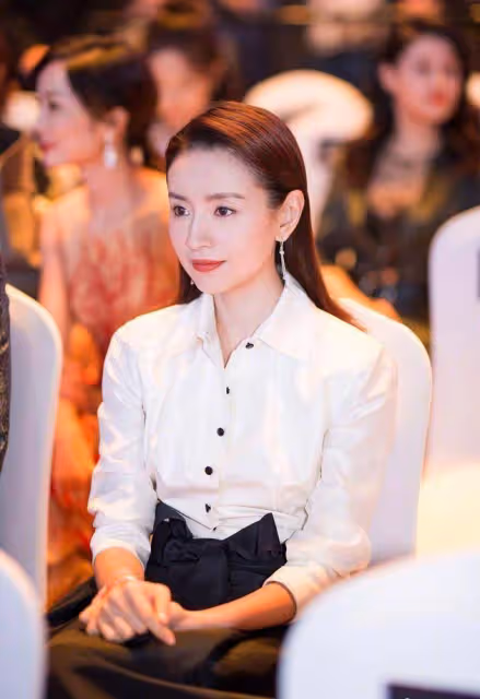 董潔攜子國外度假,頂頂高大身形宛如成人,母子同框似情侶