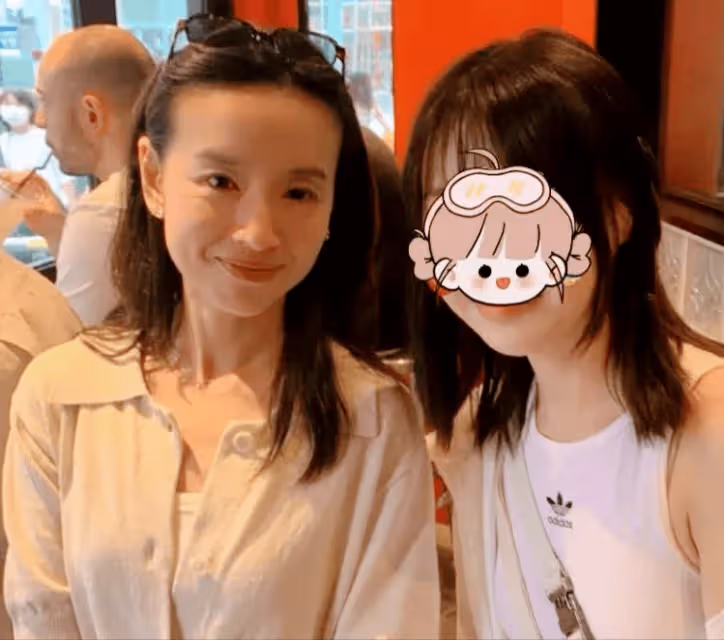 董潔攜子國外度假,頂頂高大身形宛如成人,母子同框似情侶
