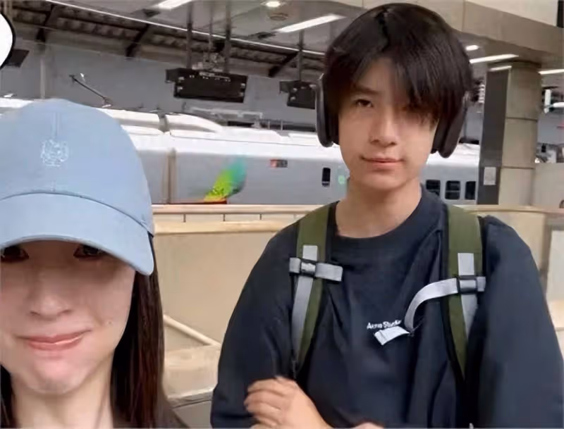 董潔攜子國外度假,頂頂高大身形宛如成人,母子同框似情侶