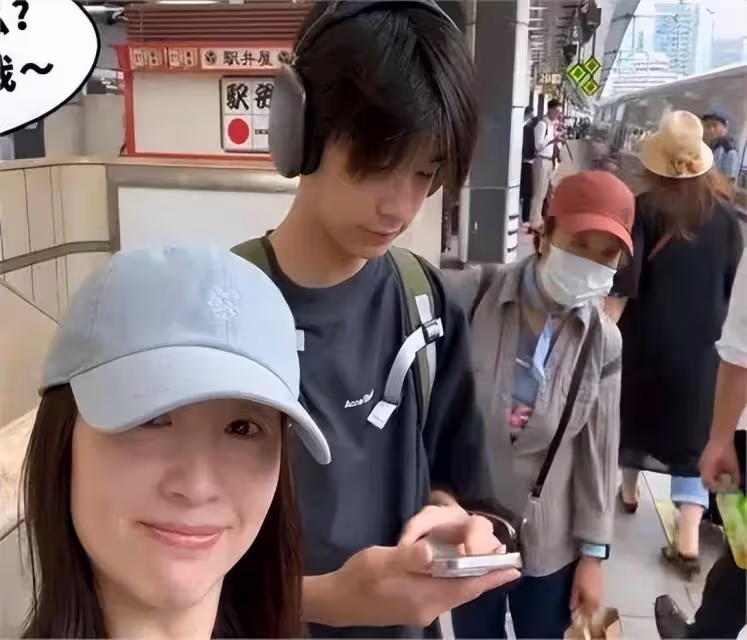 董潔攜子國外度假,頂頂高大身形宛如成人,母子同框似情侶