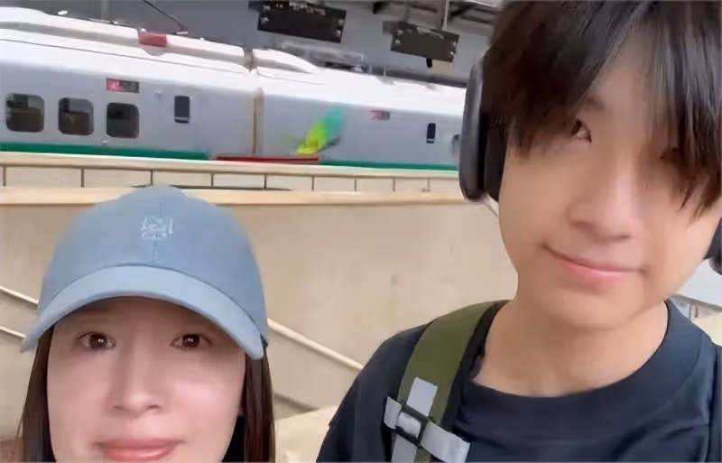 董潔攜子國外度假,頂頂高大身形宛如成人,母子同框似情侶