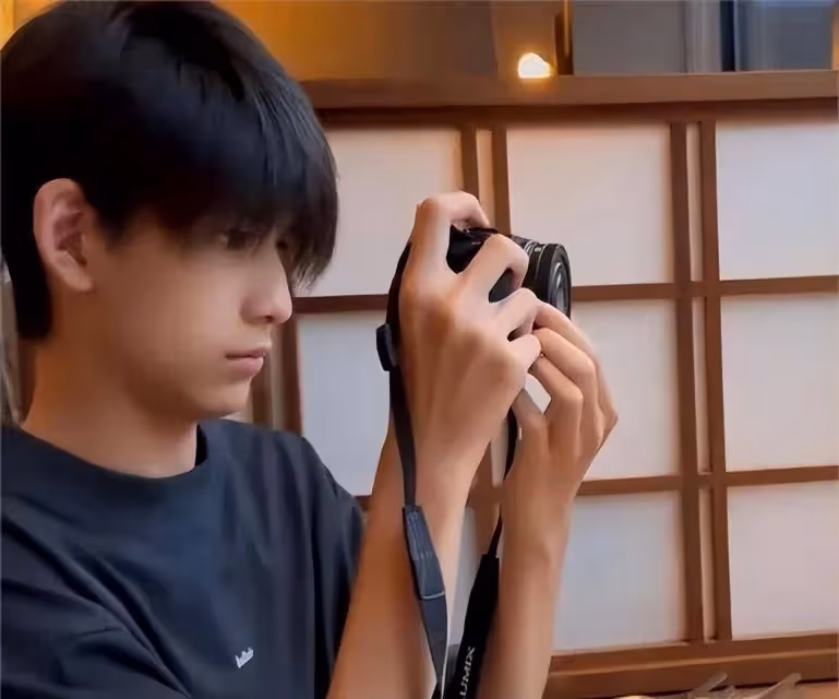 董潔攜子國外度假,頂頂高大身形宛如成人,母子同框似情侶