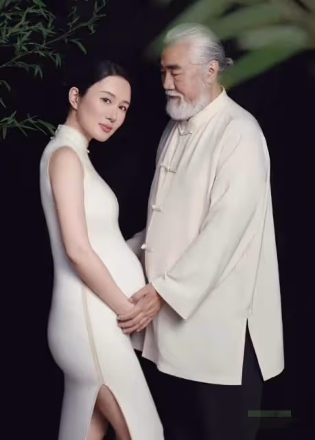 73歲張紀中與嬌妻拍寫真,杜星霖挺四胎孕肚狀態佳