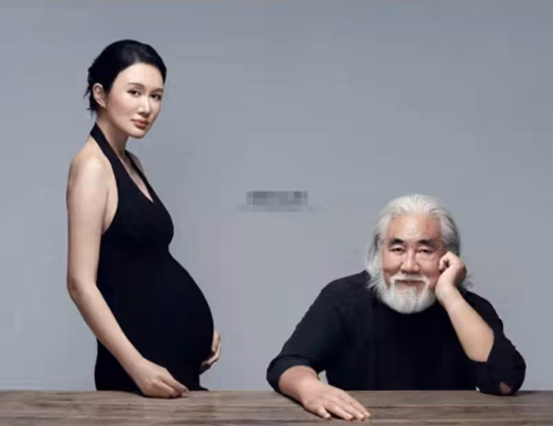 73歲張紀中與嬌妻拍寫真,杜星霖挺四胎孕肚狀態佳