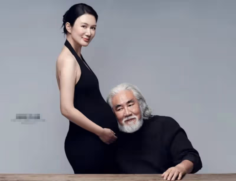 73歲張紀中與嬌妻拍寫真,杜星霖挺四胎孕肚狀態佳