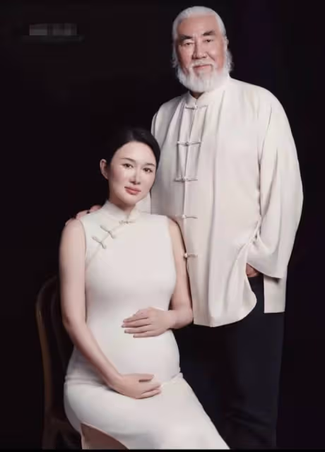 73歲張紀中與嬌妻拍寫真,杜星霖挺四胎孕肚狀態佳