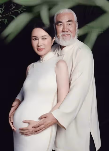 73歲張紀中與嬌妻拍寫真,杜星霖挺四胎孕肚狀態佳