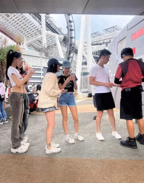 偶遇小S一家逛環球影城,大女兒二女兒穿露腰裝搶鏡