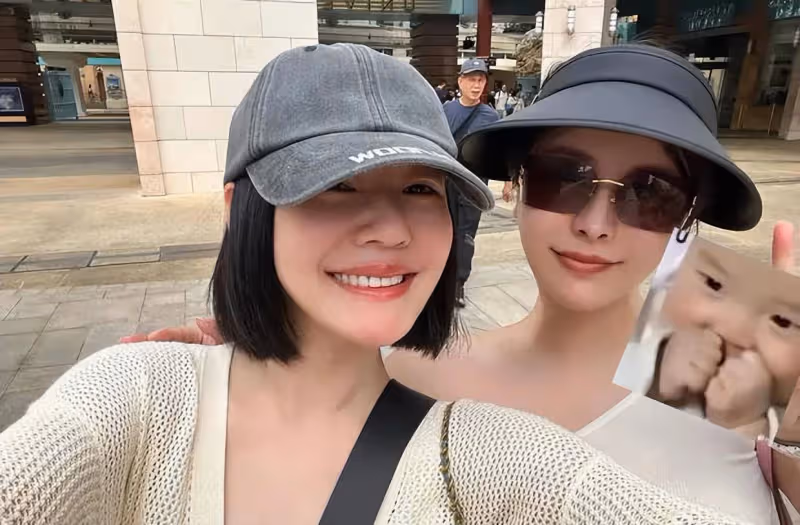 偶遇小S一家逛環球影城,大女兒二女兒穿露腰裝搶鏡