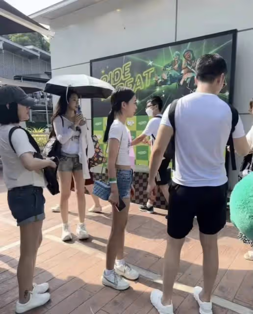 偶遇小S一家逛環球影城,大女兒二女兒穿露腰裝搶鏡