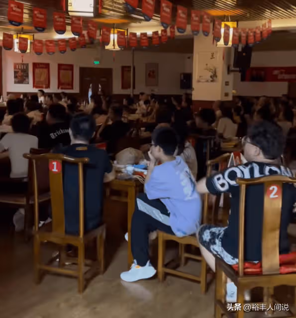 楊議高情商回應李寬嘲諷！不會打快板就是玩，一萬雙鞋恐成笑話
