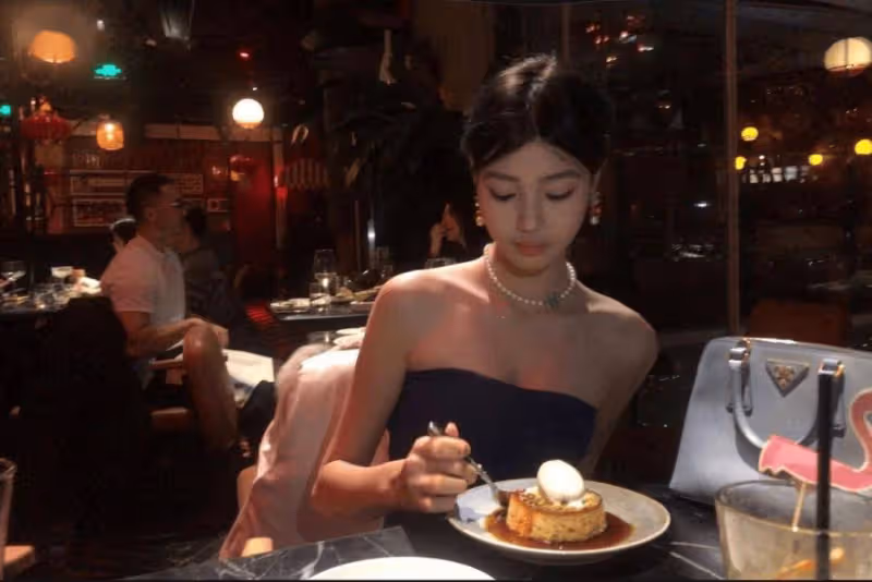 鍾麗緹14歲女兒顏值勝媽媽!穿低領大露背裙,腰臀比絕頂!