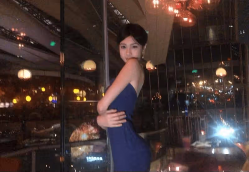 鍾麗緹14歲女兒顏值勝媽媽!穿低領大露背裙,腰臀比絕頂!