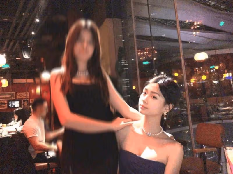 鍾麗緹14歲女兒顏值勝媽媽!穿低領大露背裙,腰臀比絕頂!