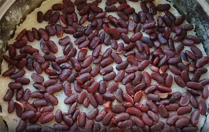 一斤豆子,2斤糯米粉,教你製作正宗東北蒸年糕,做一鍋能吃2個月