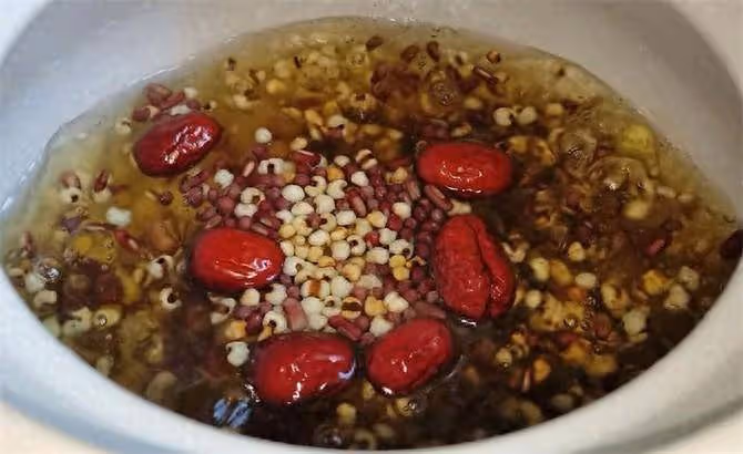 天熱易長胖,教你煮一鍋紅豆薏米湯,越喝越瘦,霍思燕親測減肥湯