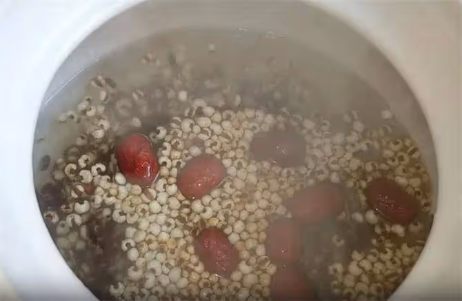 天熱易長胖,教你煮一鍋紅豆薏米湯,越喝越瘦,霍思燕親測減肥湯