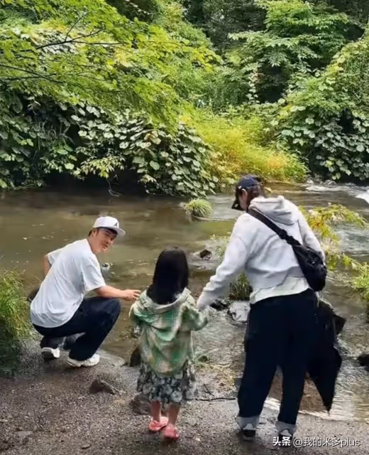 陳赫媽媽過生日,兩個女兒幫奶奶吹蠟燭,張子萱為婆婆拍照好幸福