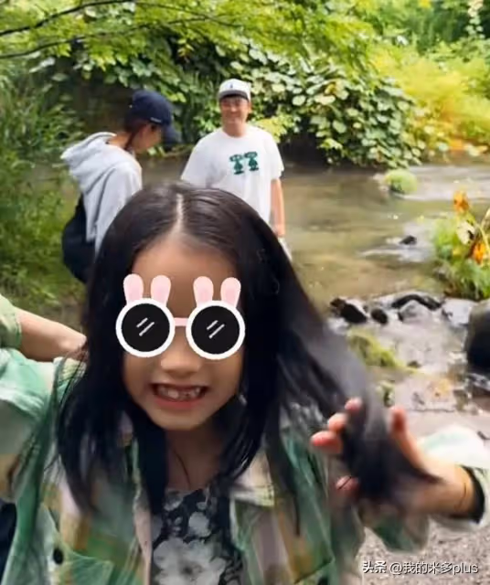 陳赫媽媽過生日,兩個女兒幫奶奶吹蠟燭,張子萱為婆婆拍照好幸福