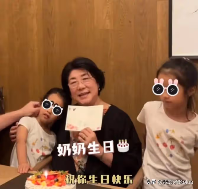 陳赫媽媽過生日,兩個女兒幫奶奶吹蠟燭,張子萱為婆婆拍照好幸福