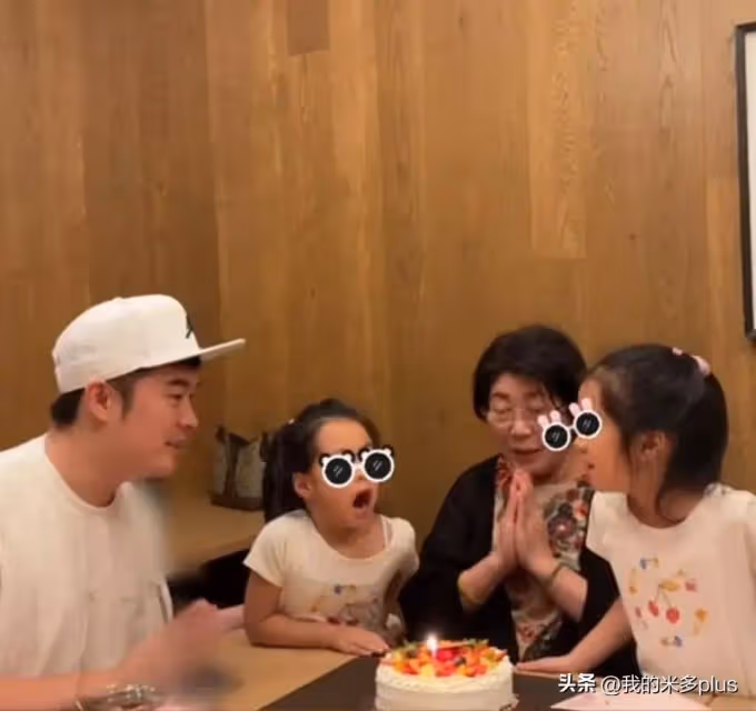陳赫媽媽過生日,兩個女兒幫奶奶吹蠟燭,張子萱為婆婆拍照好幸福