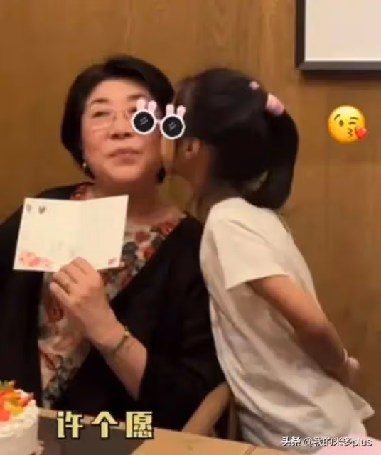 陳赫媽媽過生日,兩個女兒幫奶奶吹蠟燭,張子萱為婆婆拍照好幸福