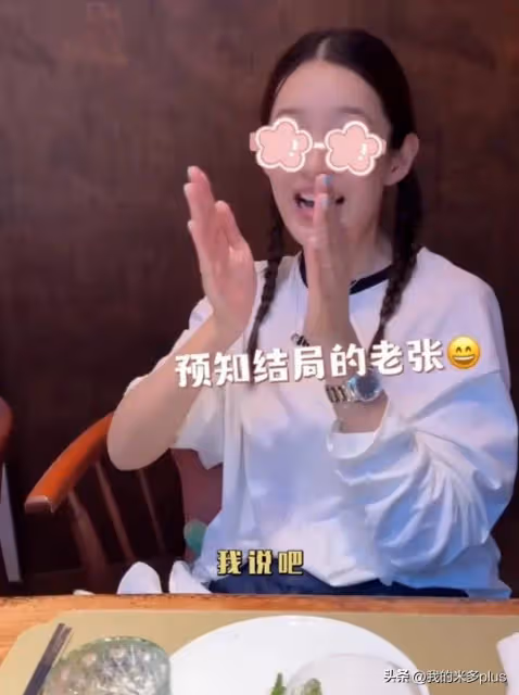 陳赫媽媽過生日,兩個女兒幫奶奶吹蠟燭,張子萱為婆婆拍照好幸福
