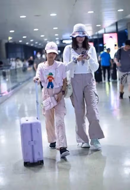 馬伊琍帶女兒現身機場,兩姐妹長相一個像爸一個像媽,網友:基因真強大!