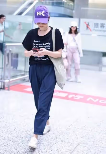 馬伊琍帶女兒現身機場,兩姐妹長相一個像爸一個像媽,網友:基因真強大!