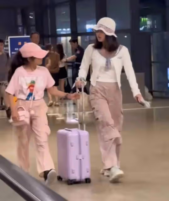 馬伊琍帶女兒現身機場,兩姐妹長相一個像爸一個像媽,網友:基因真強大!
