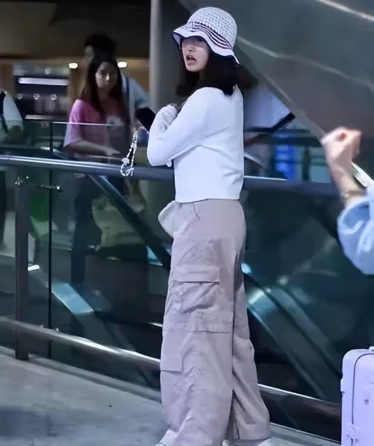 馬伊琍帶女兒現身機場,兩姐妹長相一個像爸一個像媽,網友:基因真強大!