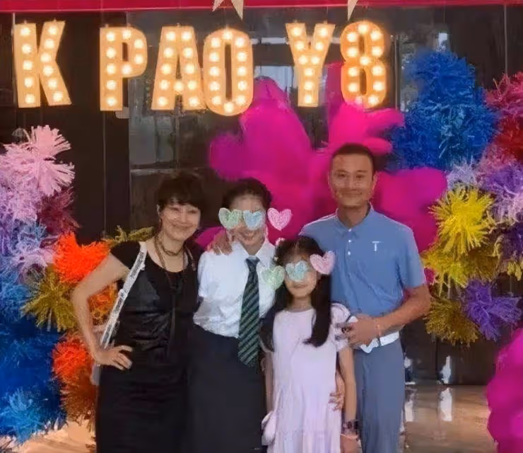 馬伊琍帶女兒現身機場,兩姐妹長相一個像爸一個像媽,網友:基因真強大!
