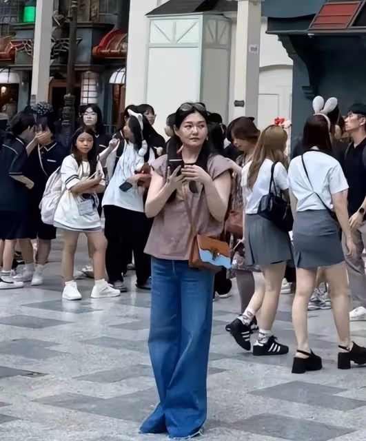 大S具俊曄帶兒女遊玩韓國被偶遇,一身行頭不到1萬,手鐲也是紋的