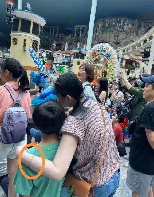 大S具俊曄帶兒女遊玩韓國被偶遇,一身行頭不到1萬,手鐲也是紋的
