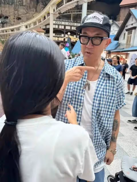 大s低調帶兒女韓國遊玩,近照發福變胖似大媽,皮膚下降嚴重