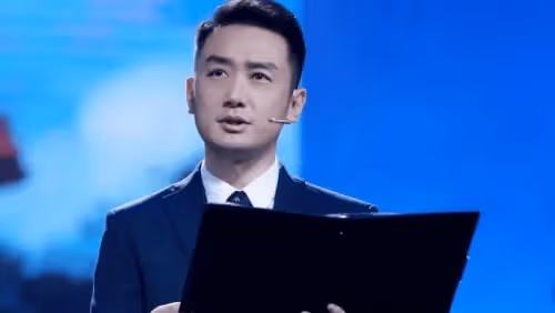 辭職央視轉行當演員,搭檔孫儷演戲爆紅,33歲悶聲拿影帝