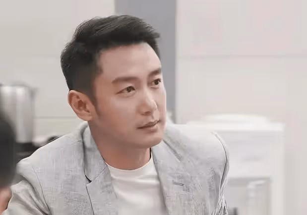 辭職央視轉行當演員,搭檔孫儷演戲爆紅,33歲悶聲拿影帝