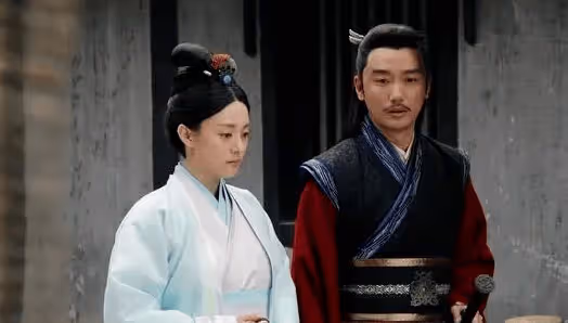 辭職央視轉行當演員,搭檔孫儷演戲爆紅,33歲悶聲拿影帝