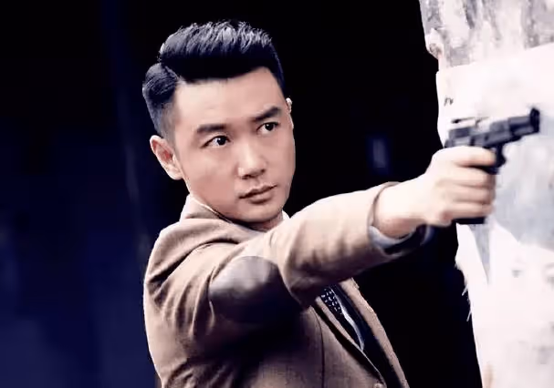 辭職央視轉行當演員,搭檔孫儷演戲爆紅,33歲悶聲拿影帝