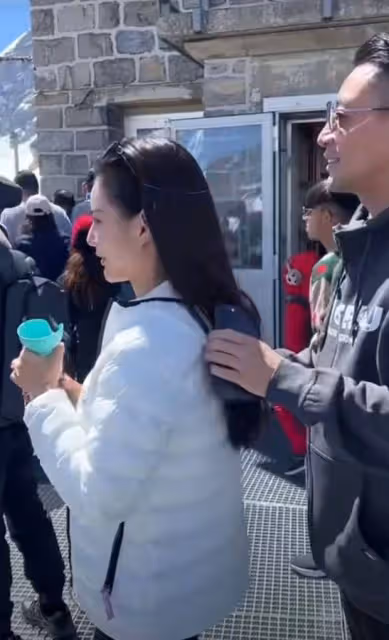 汪小菲Mandy爬瑞士仙女峰,親昵挽手同行感情甜蜜