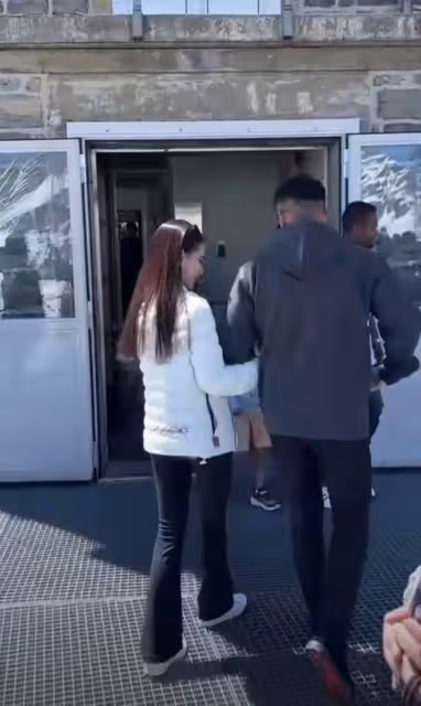 汪小菲Mandy爬瑞士仙女峰,親昵挽手同行感情甜蜜