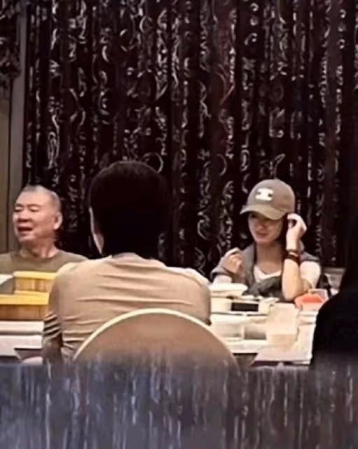 趙麗穎和馮小剛被拍到聚餐,傳聞稱兩人18年後再合作